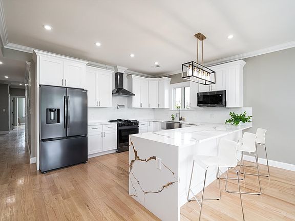 2nd image of 101 Van Horne St #2