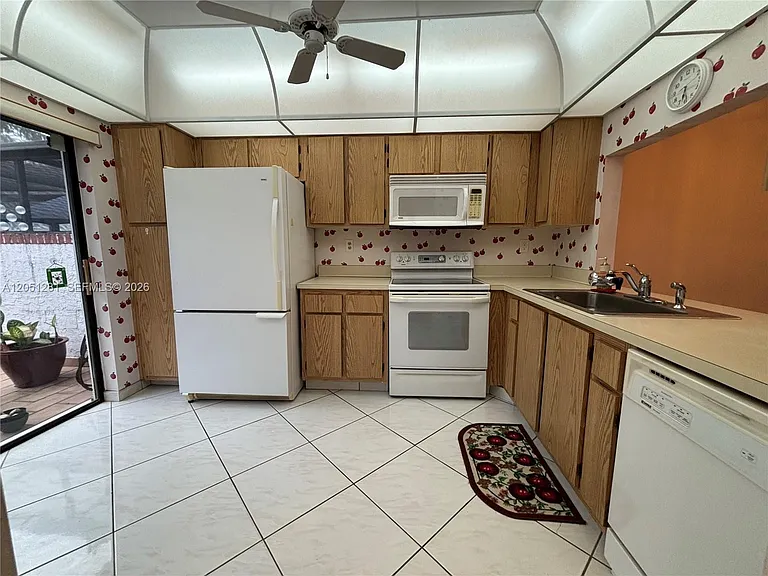 6453 Pinehurst Cir W #B25 — Photo 3