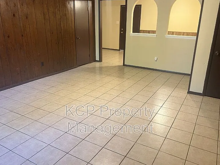 8516 S 35th Ter — Photo 3