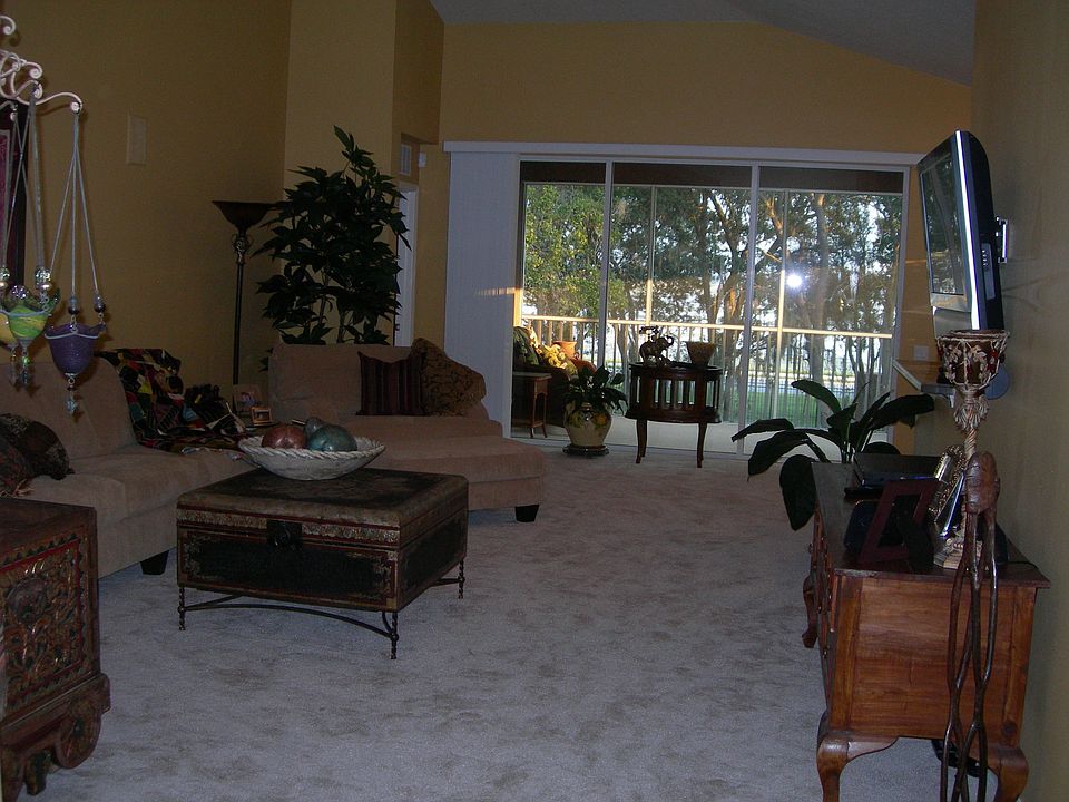 Spacious Living room with lake view