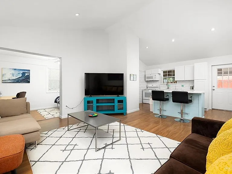 1119 Barnes St — Photo 4