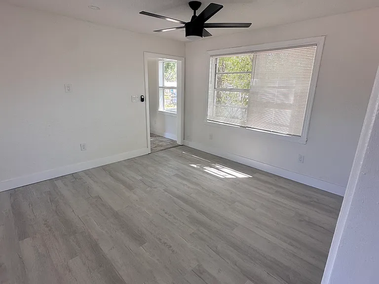 303 W Emma St #1/2 — Photo 14