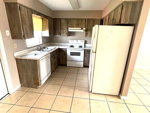 3rd image of 2550 6th St