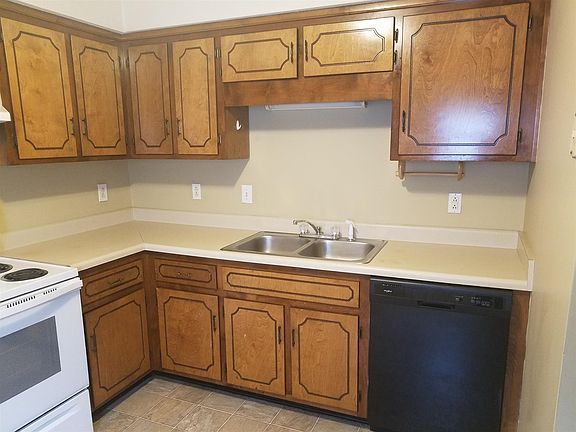 3rd image of 450 Martha Ln APT B