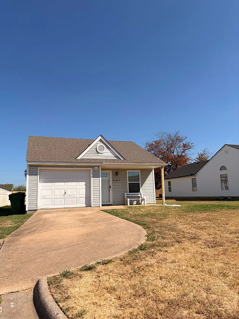 Three bedroom in Rogers, available NOW. — Photo 1