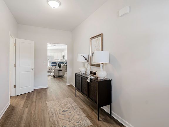 4th image of 114 Middlesex Ct