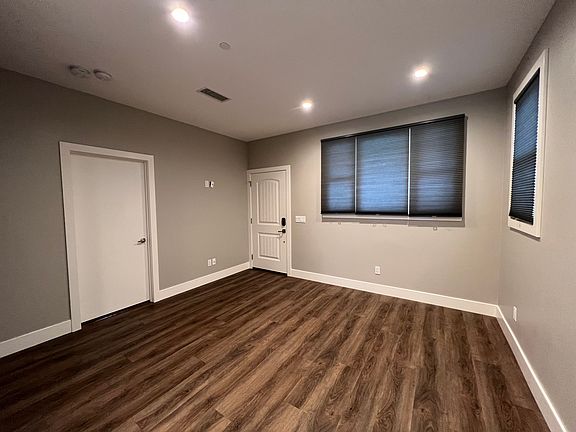 3rd image of 262 Barry Dr