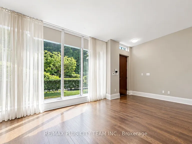 29 Queens Quay E #Townhouse 122 — Photo 4