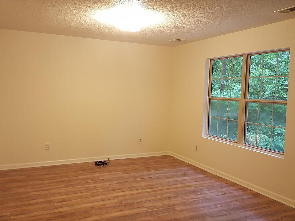 2nd image of 12 Oak Hill Dr