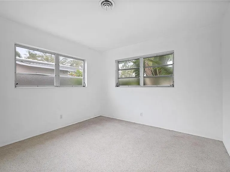 4430 NE 16th Ter — Photo 3