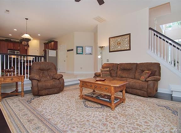 5th image of 228 Winter Flake Dr