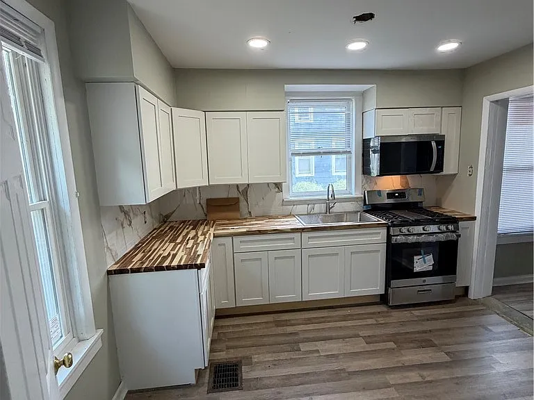 470 W 1st St — Photo 3
