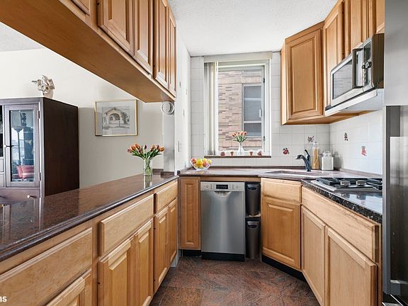 2nd image of 130 W 67th St APT 20B