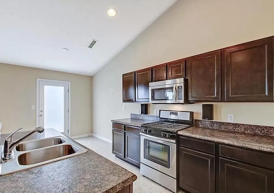Lakecrest Dr, Columbus — Photo 2