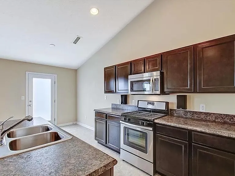 Lakecrest Dr — Photo 2