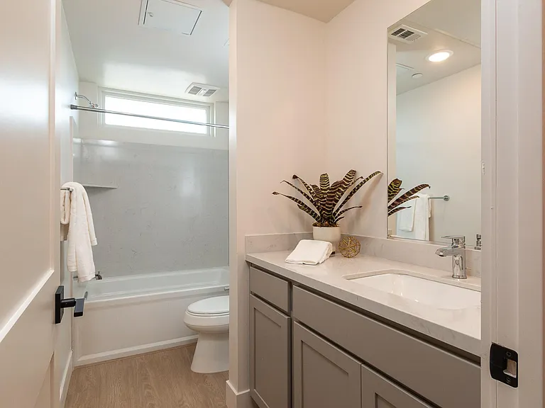 3rd Bathroom with tub!