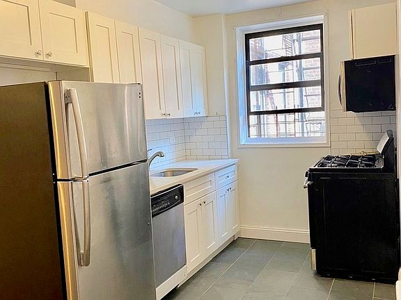 3rd image of 222 E 17th St #M2
