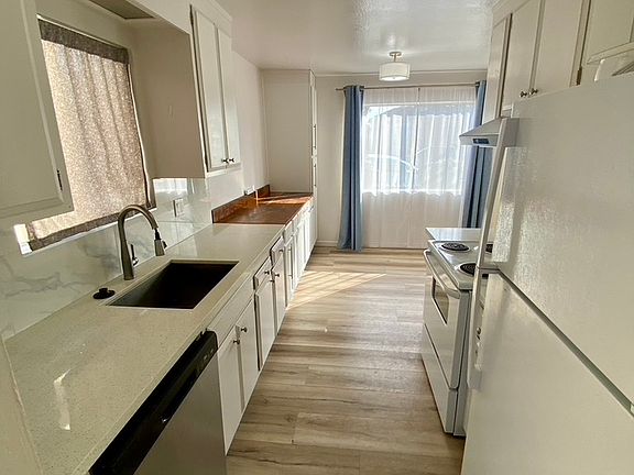 Full Kitchen. Refrigerator, Electric oven & stove. Dishwasher.