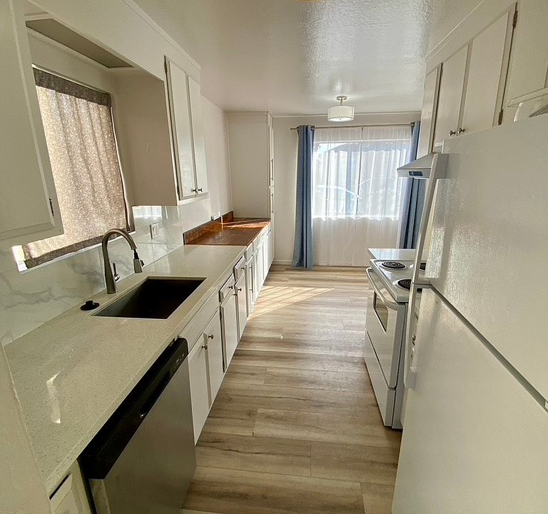 Full Kitchen. Refrigerator, Electric oven & stove. Dishwasher.