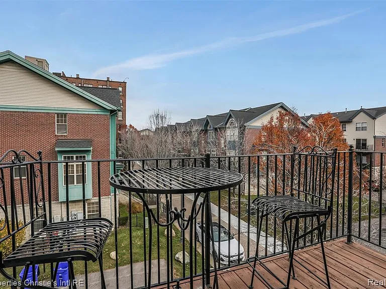 2542 Woodward Ave — Photo 24