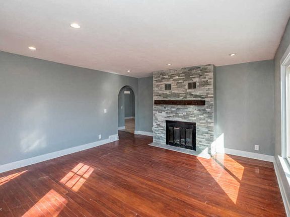 3rd image of 925 Sheridan Dr
