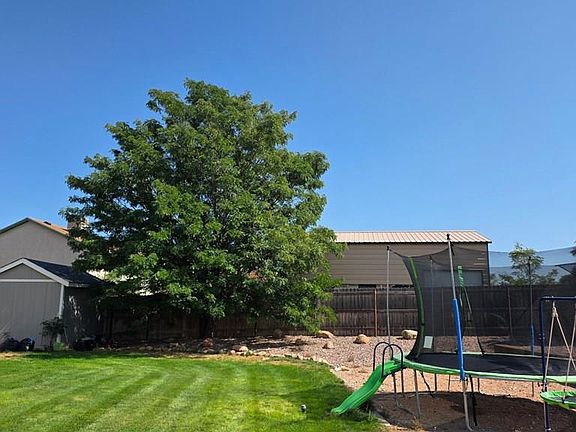 3rd image of 110 W Blakeland Dr