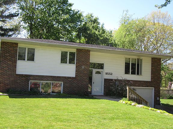 3rd image of 9552 Pine St