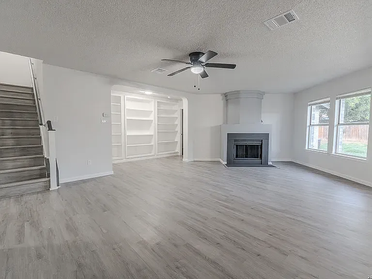 5 bed, 2.5 bath, 3015 sqft, $2,990 — Photo 4
