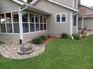 5 Deer Hollow Dr, Coal Valley, IL 61240