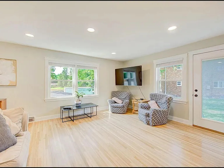 2531 Maple Ln W — Photo 11