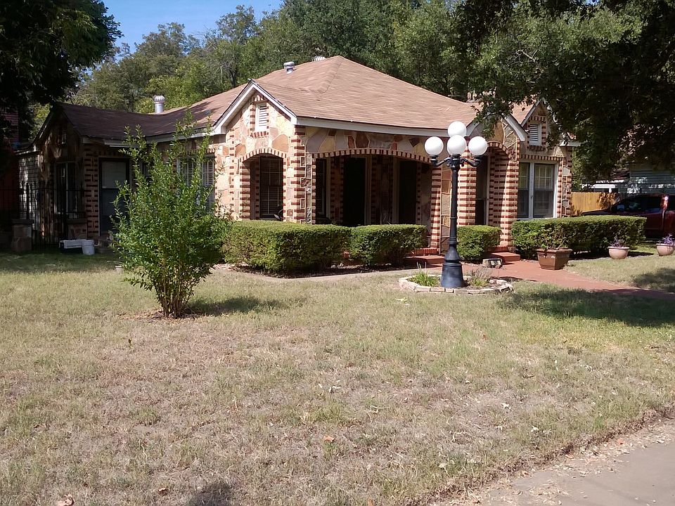 Front  - gated sideyard lft