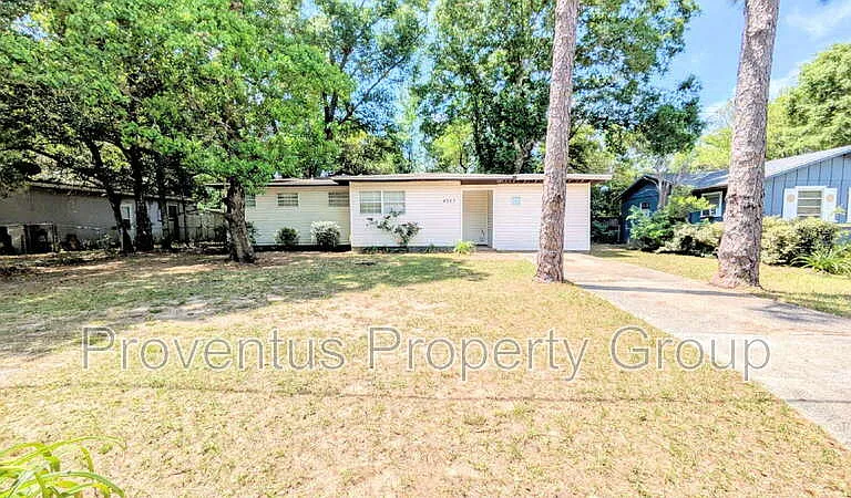 4527 Versailles Dr — Photo 1