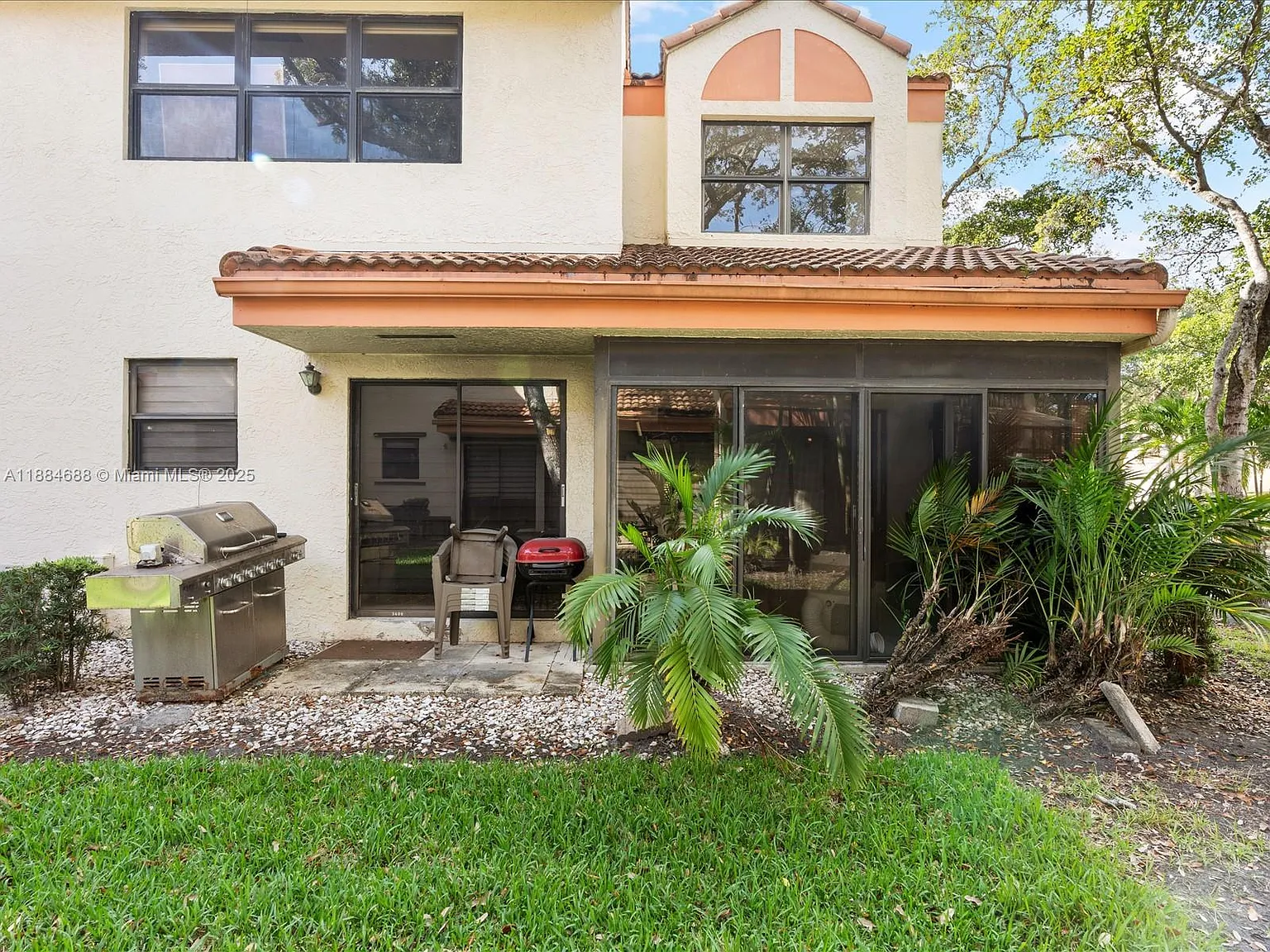 3 bed, 2.5 bath, 1576 sqft, $3,999 — Photo 2