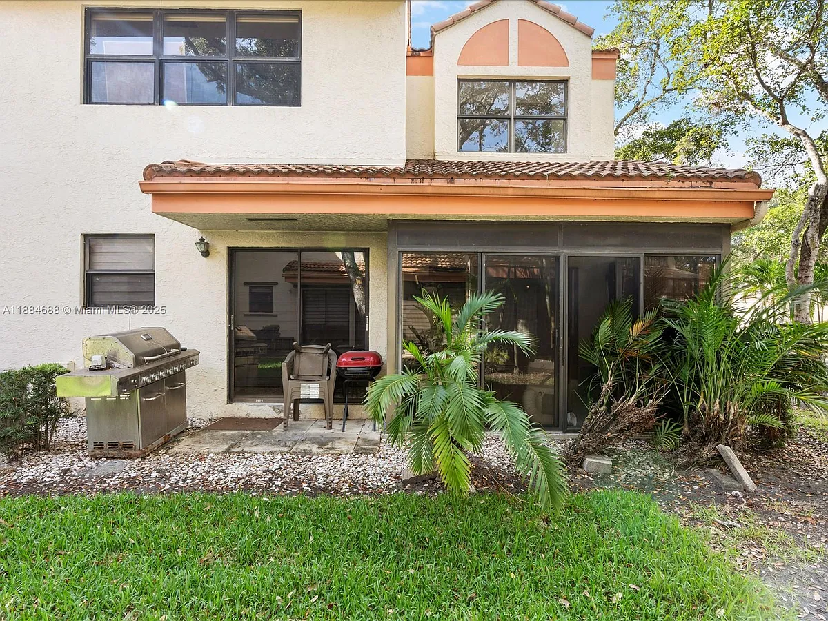 Building Photo - 3400 Emerald Oaks Dr