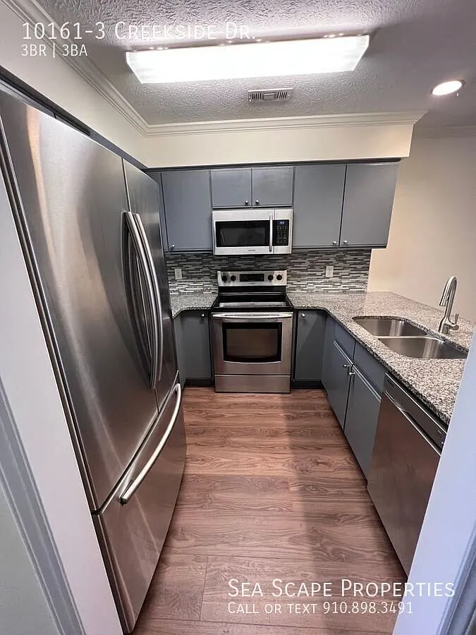 Pet-Friendly 3-Bedroom Townhome with Marsh Views and Private Baths — Photo 4