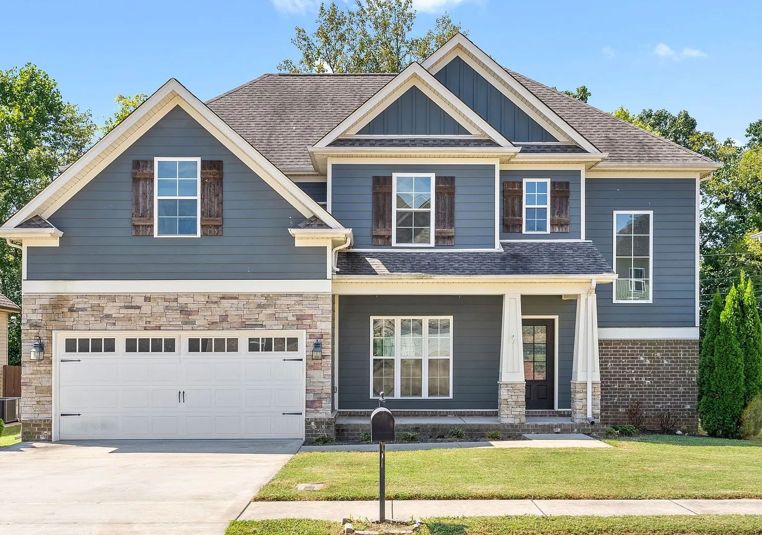 Four Bedroom with Bonus in Rossview! — Photo 1