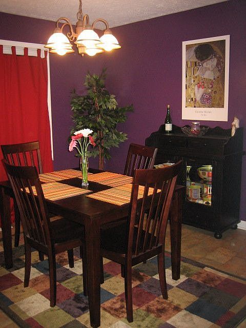Spacious dining room for comfortable entertaining