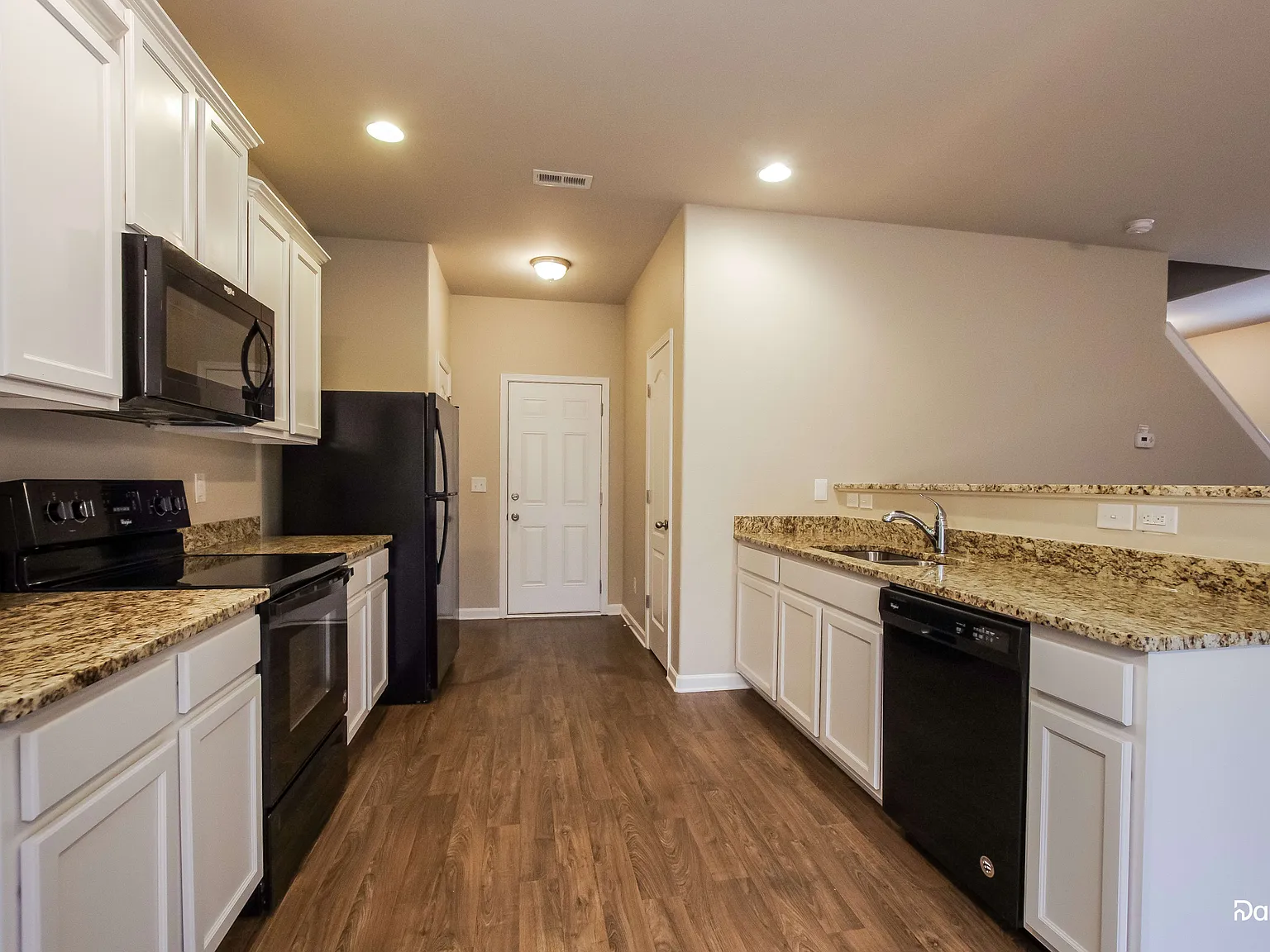 3 bed, 2.5 bath, 1915 sqft, $2,090 — Photo 3