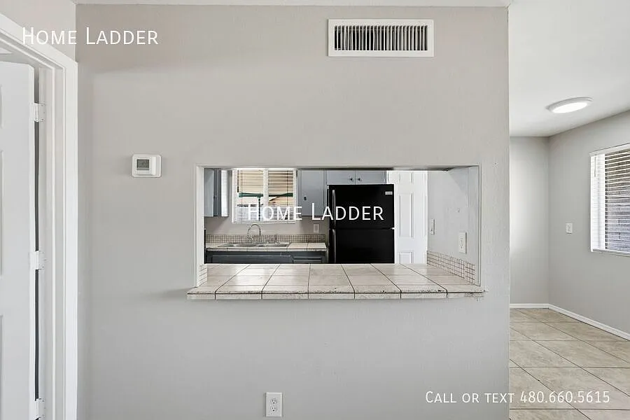 Freshly Painted 1-Bedroom Apartment with Private Yard, Storage & Covered Parking — Photo 4