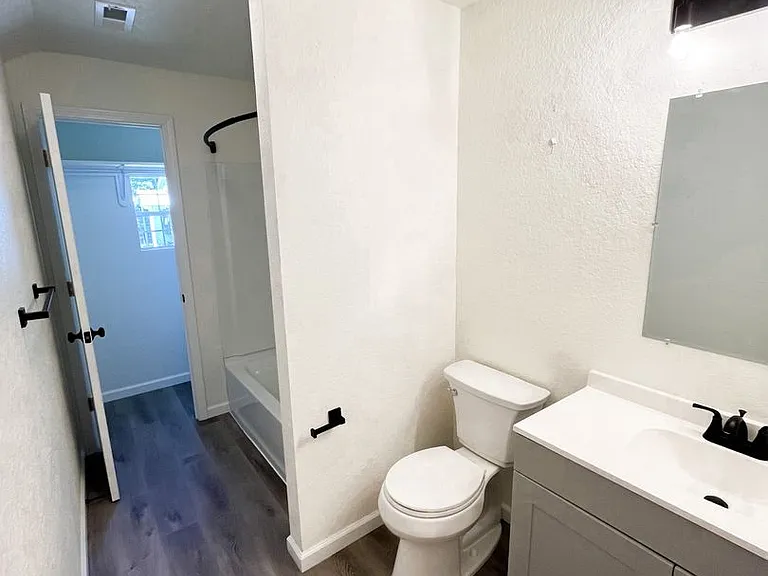 1025 W 13th St — Photo 15