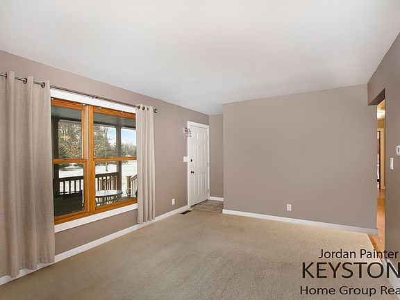 3rd image of 725 Hazel St