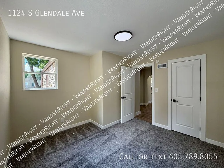 1124 S Glendale Ave — Photo 16