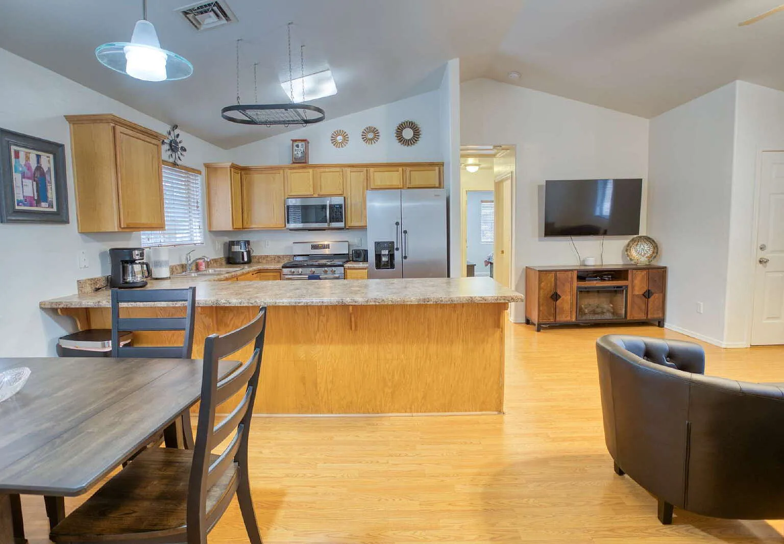 3 bed, 2.0 bath, 1200 sqft, $2,100 — Photo 2