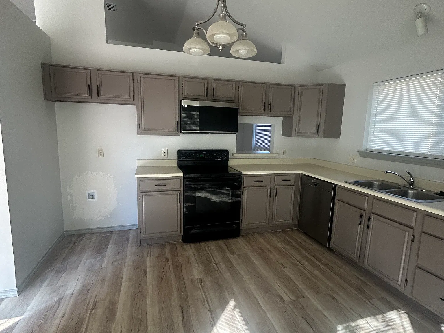 3 bed, 1679 sqft, $2,300 — Photo 3