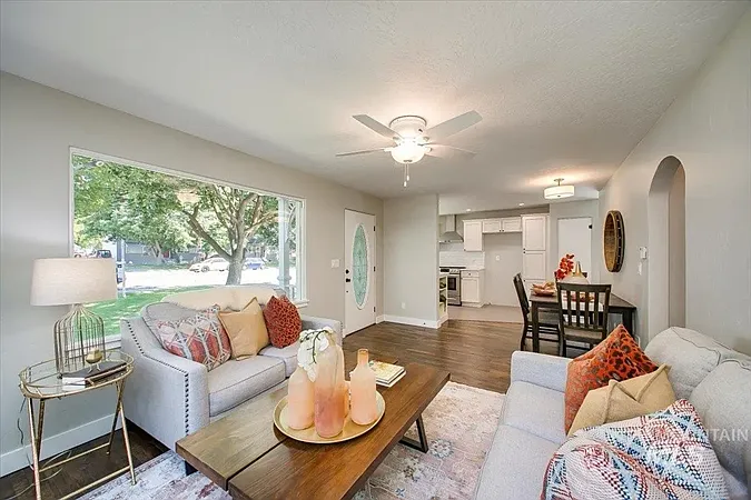 307 S Olive St — Photo 3