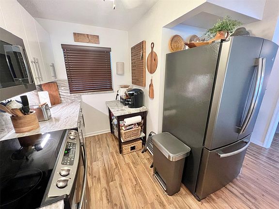 4th image of 9235 Lagoon Place #204