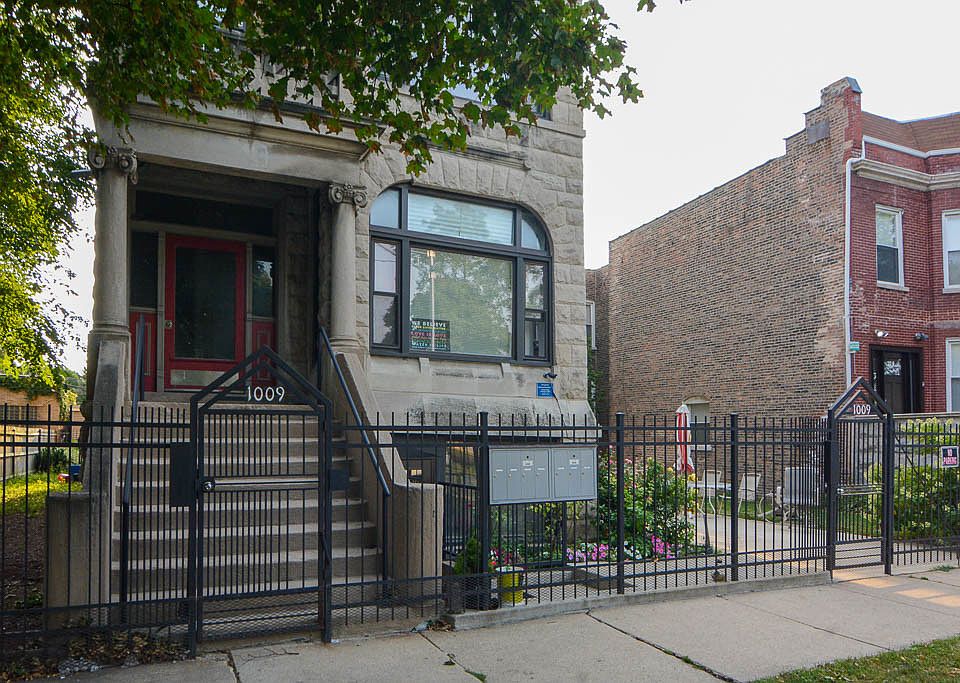 1st image of 1009 N Sacramento Ave #F5