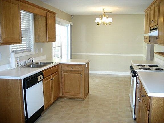 4th image of 945 Clairmont Pl