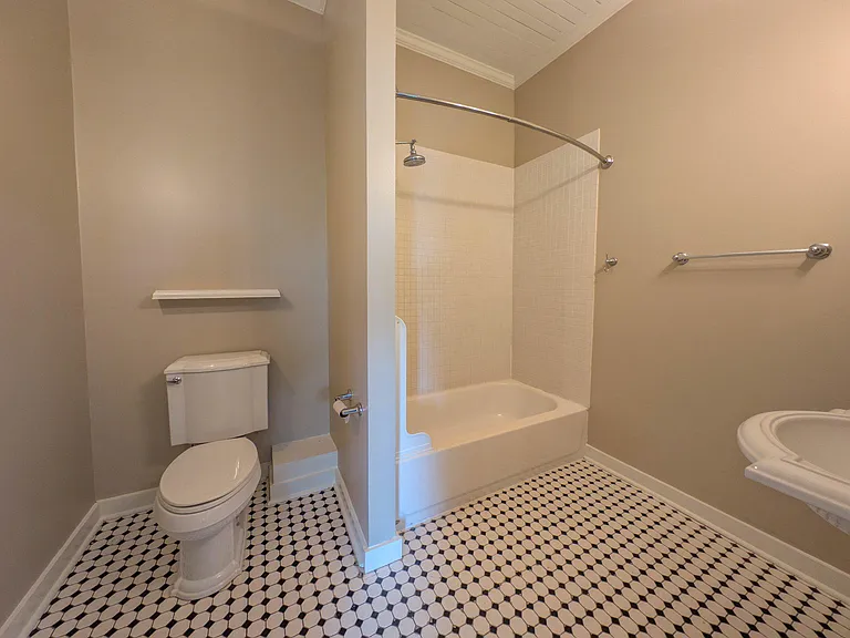 170 E Davis St — Photo 10