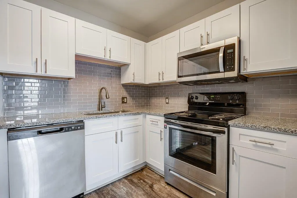The Summit at Ridgewood Apartment and Townhomes — Photo 2